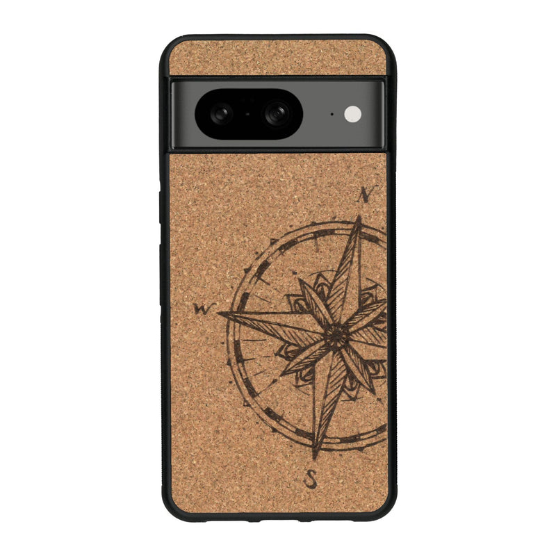 Coque de protection en bois véritable fabriquée en France pour Google Pixel 8 avec une gravure "rose des vents" sur le thème nautique et de l'océan qui s'inspire des boussoles de pirate