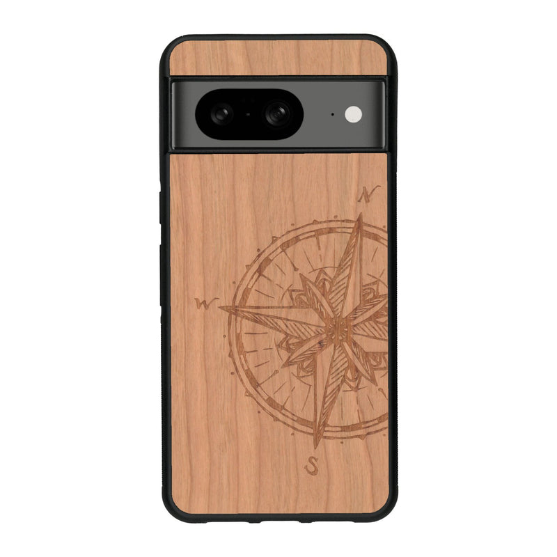 Coque de protection en bois véritable fabriquée en France pour Google Pixel 8 avec une gravure "rose des vents" sur le thème nautique et de l'océan qui s'inspire des boussoles de pirate