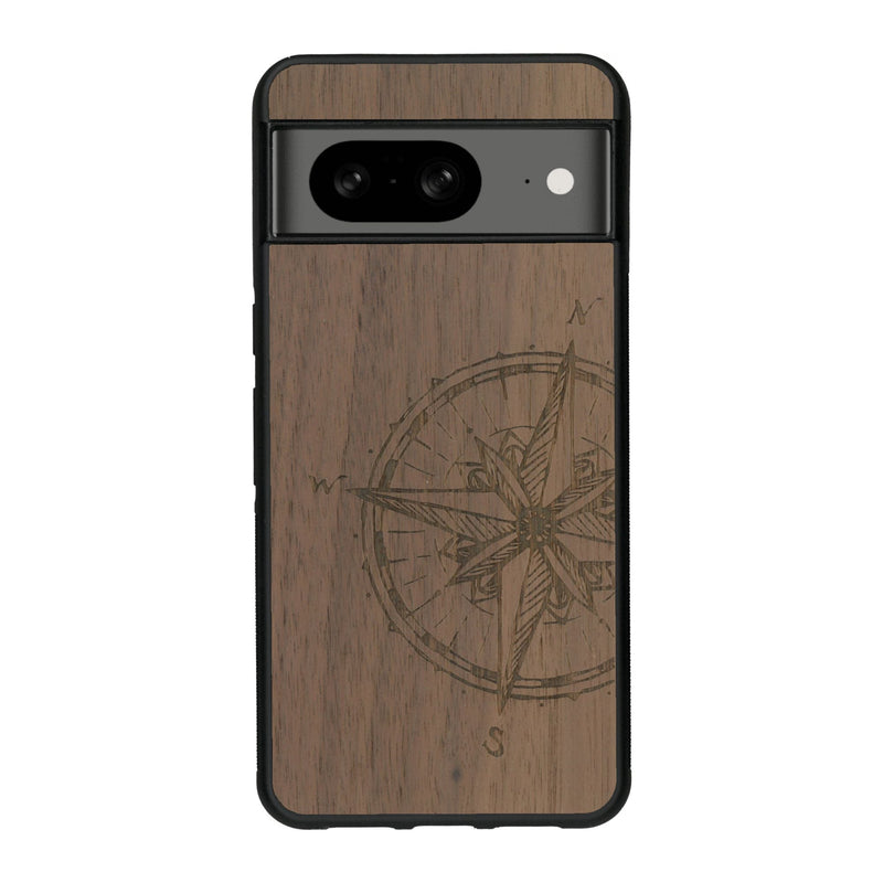 Coque de protection en bois véritable fabriquée en France pour Google Pixel 8 avec une gravure "rose des vents" sur le thème nautique et de l'océan qui s'inspire des boussoles de pirate