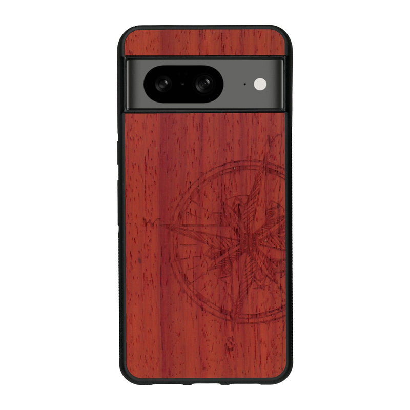 Coque de protection en bois véritable fabriquée en France pour Google Pixel 8 avec une gravure "rose des vents" sur le thème nautique et de l'océan qui s'inspire des boussoles de pirate