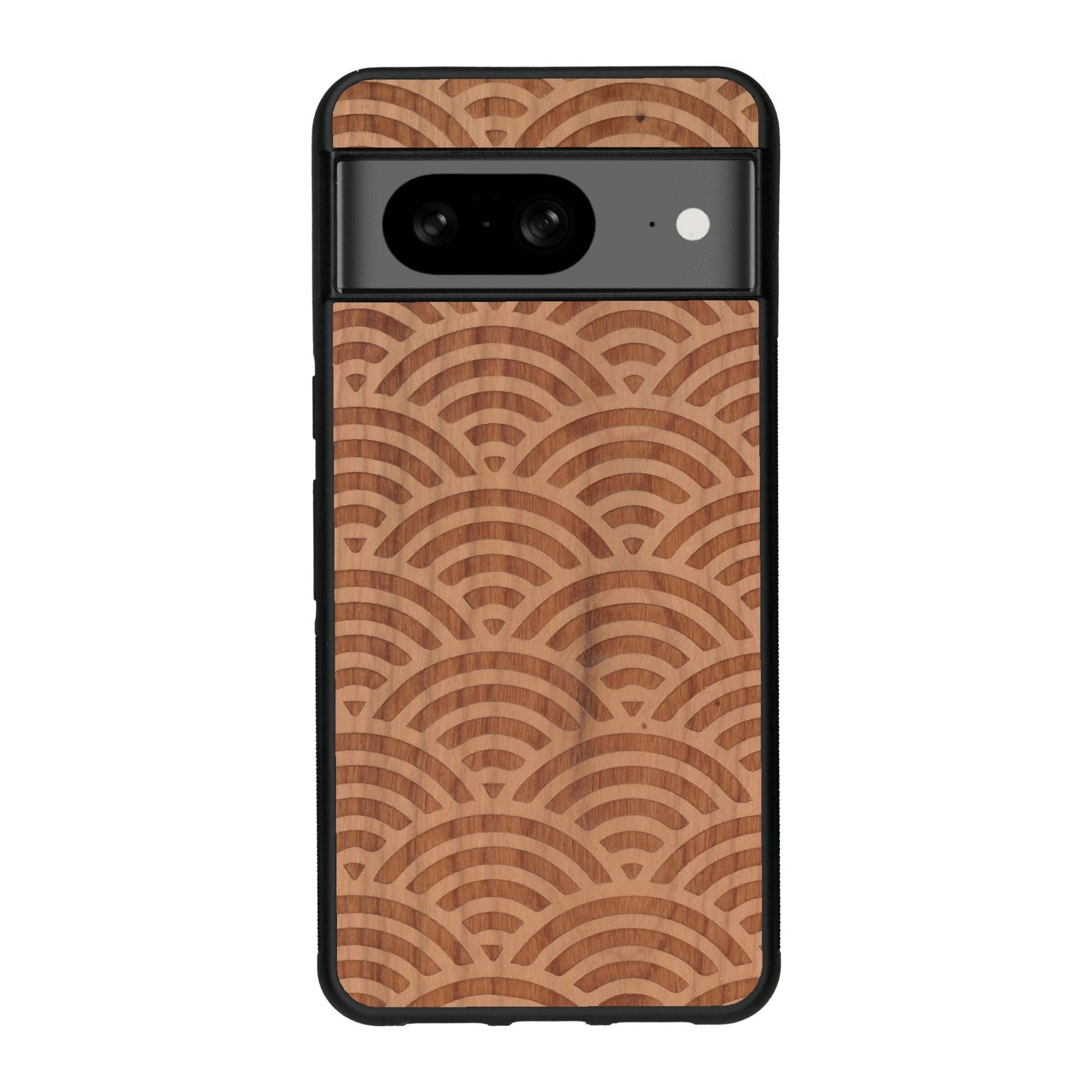 Coque de protection en bois véritable fabriquée en France pour Google Pixel 8 baptisée "La Sinjak" avec un motif de gravure abstrait représentant la répétition d'un symbole wifi