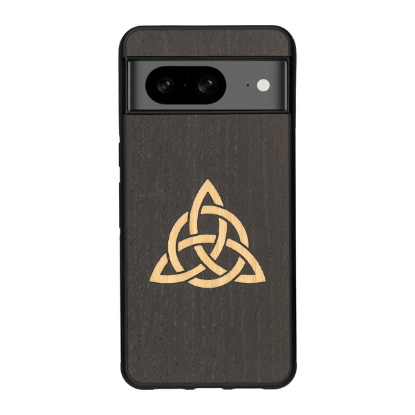 Coque de protection en bois véritable fabriquée en France pour Google Pixel 8 alliant du chêne fumé et du bambou représentant une triquetra