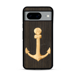 Coque de protection en bois véritable fabriquée en France pour  sur le thème nautique avec un bois clair et un bois foncé représentant une ancre de bateau