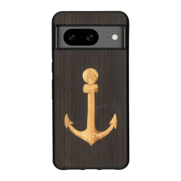 Coque de protection en bois véritable fabriquée en France pour Google Pixel 8 sur le thème nautique avec un bois clair et un bois foncé représentant une ancre de bateau