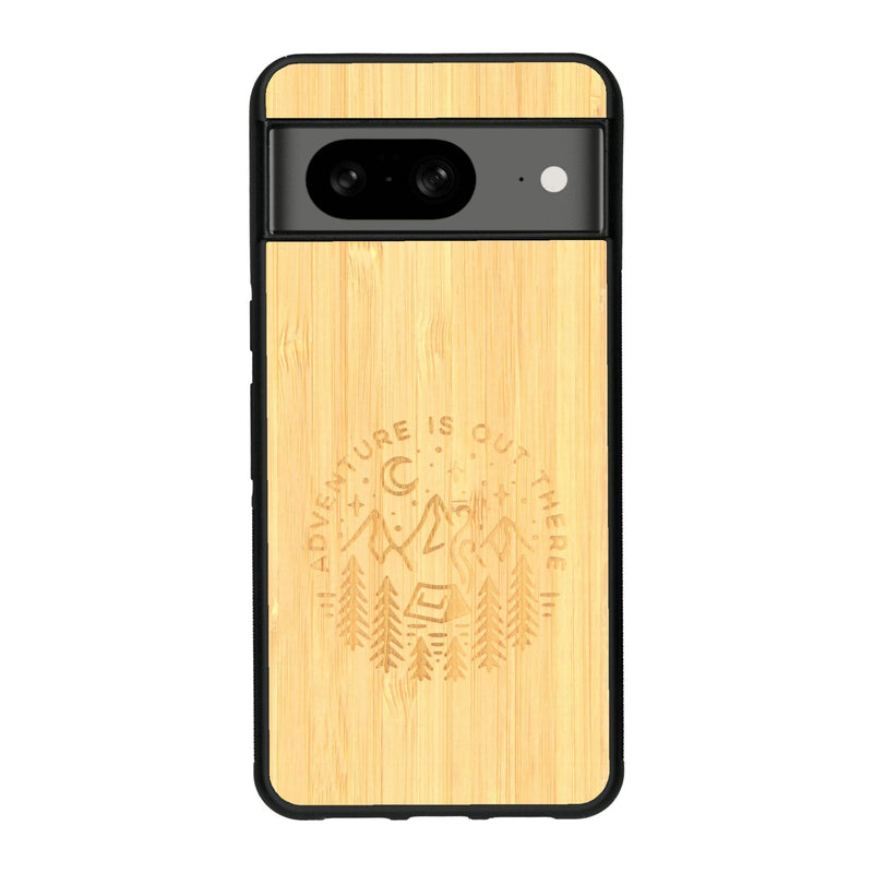 Coque de protection en bois véritable fabriquée en France pour Google Pixel 8 sur le thème du camping en pleine nature et du bivouac avec la phrase "Aventure is out there"