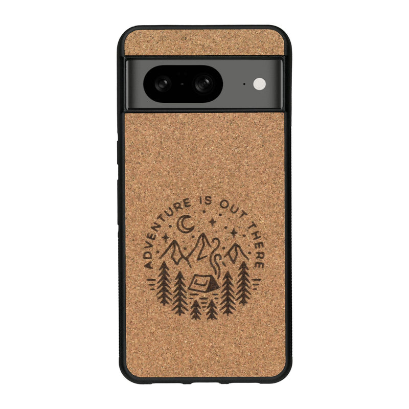 Coque de protection en bois véritable fabriquée en France pour Google Pixel 8 sur le thème du camping en pleine nature et du bivouac avec la phrase "Aventure is out there"