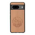 Coque de protection en bois véritable fabriquée en France pour Google Pixel 8 sur le thème du camping en pleine nature et du bivouac avec la phrase "Aventure is out there"