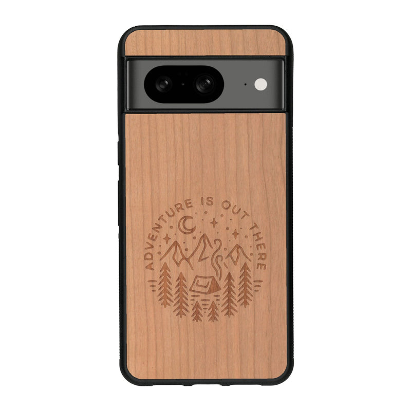 Coque de protection en bois véritable fabriquée en France pour Google Pixel 8 sur le thème du camping en pleine nature et du bivouac avec la phrase "Aventure is out there"