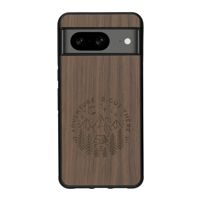 Coque de protection en bois véritable fabriquée en France pour Google Pixel 8 sur le thème du camping en pleine nature et du bivouac avec la phrase "Aventure is out there"