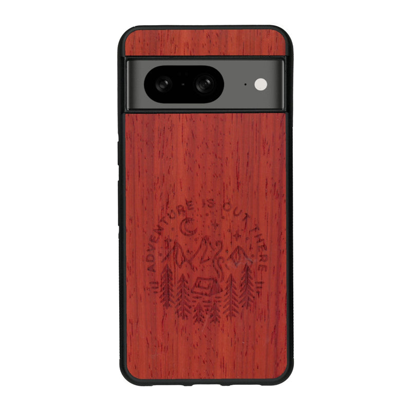 Coque de protection en bois véritable fabriquée en France pour Google Pixel 8 sur le thème du camping en pleine nature et du bivouac avec la phrase "Aventure is out there"