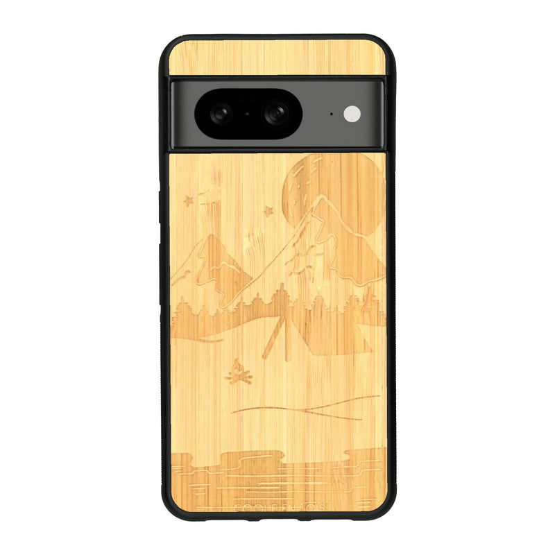 Coque de protection en bois véritable fabriquée en France pour Google Pixel 8 sur le thème du camping en pleine nature représentant une tente avec un feu de camp entouré de montagnes