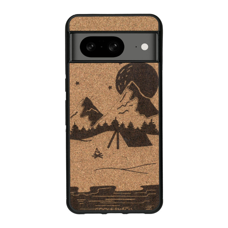 Coque de protection en bois véritable fabriquée en France pour Google Pixel 8 sur le thème du camping en pleine nature représentant une tente avec un feu de camp entouré de montagnes