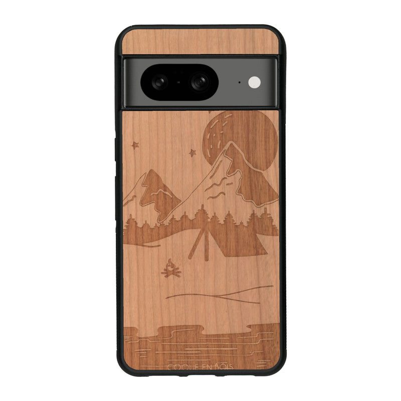 Coque de protection en bois véritable fabriquée en France pour Google Pixel 8 sur le thème du camping en pleine nature représentant une tente avec un feu de camp entouré de montagnes