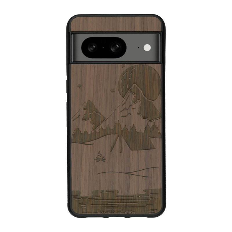 Coque de protection en bois véritable fabriquée en France pour Google Pixel 8 sur le thème du camping en pleine nature représentant une tente avec un feu de camp entouré de montagnes