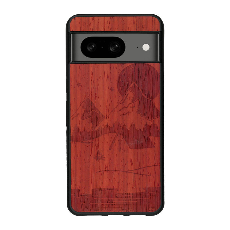 Coque de protection en bois véritable fabriquée en France pour Google Pixel 8 sur le thème du camping en pleine nature représentant une tente avec un feu de camp entouré de montagnes