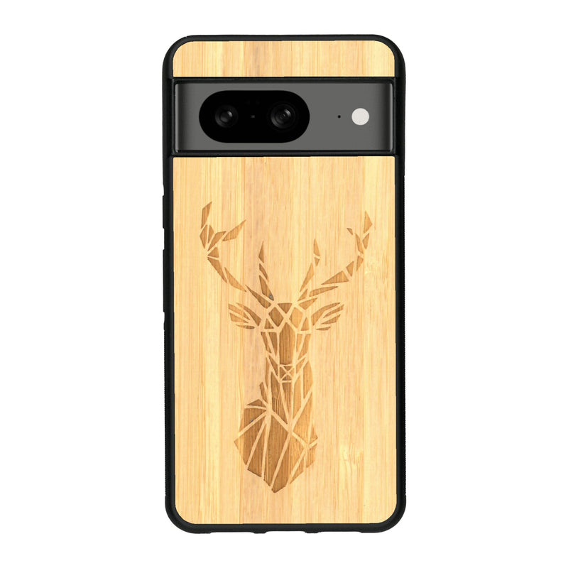 Coque de protection en bois véritable fabriquée en France pour Google Pixel 8 sur le thème de la nature et des animaux représentant une tête de cerf gométrique avec un design moderne et minimaliste