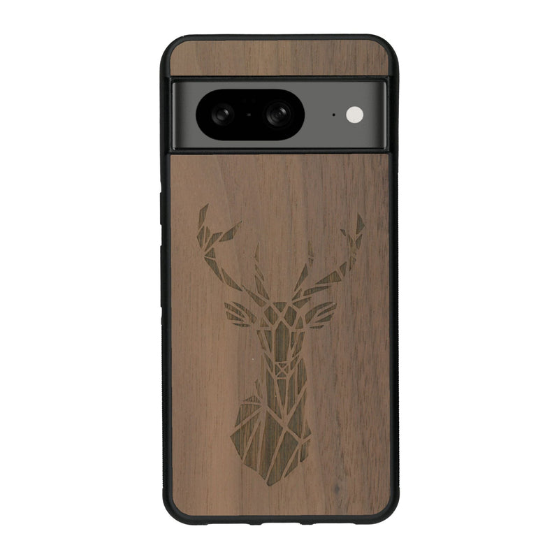 Coque de protection en bois véritable fabriquée en France pour Google Pixel 8 sur le thème de la nature et des animaux représentant une tête de cerf gométrique avec un design moderne et minimaliste