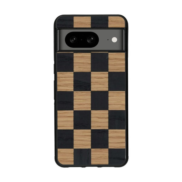 Coque de protection en bois véritable fabriquée en France pour Google Pixel 8 alliant plusieurs essences de bois pour représenter un damier