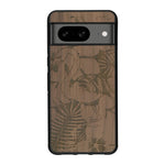Coque de protection en bois véritable fabriquée en France pour Google Pixel 8 sur le thème de la nature et des animaux représentant un flamant rose entre des fougères