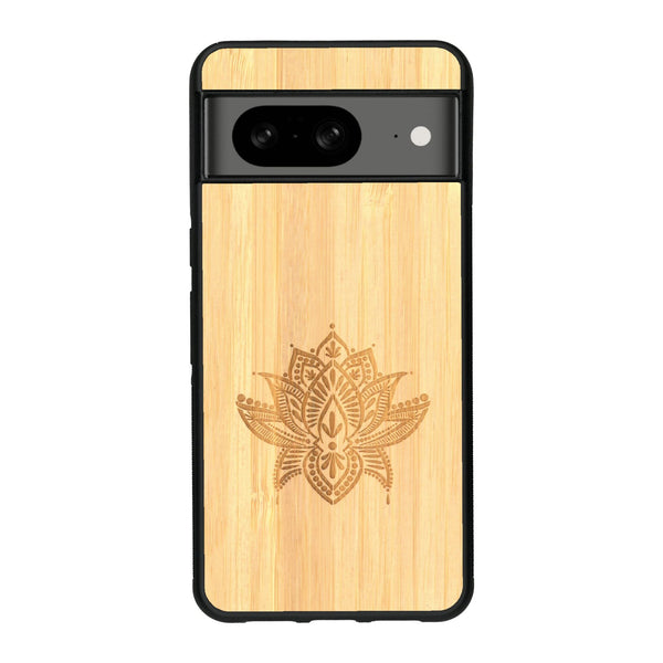 Coque de protection en bois véritable fabriquée en France pour Google Pixel 8 sur le thème de la nature et du yoga avec une gravure zen représentant une fleur de lotus
