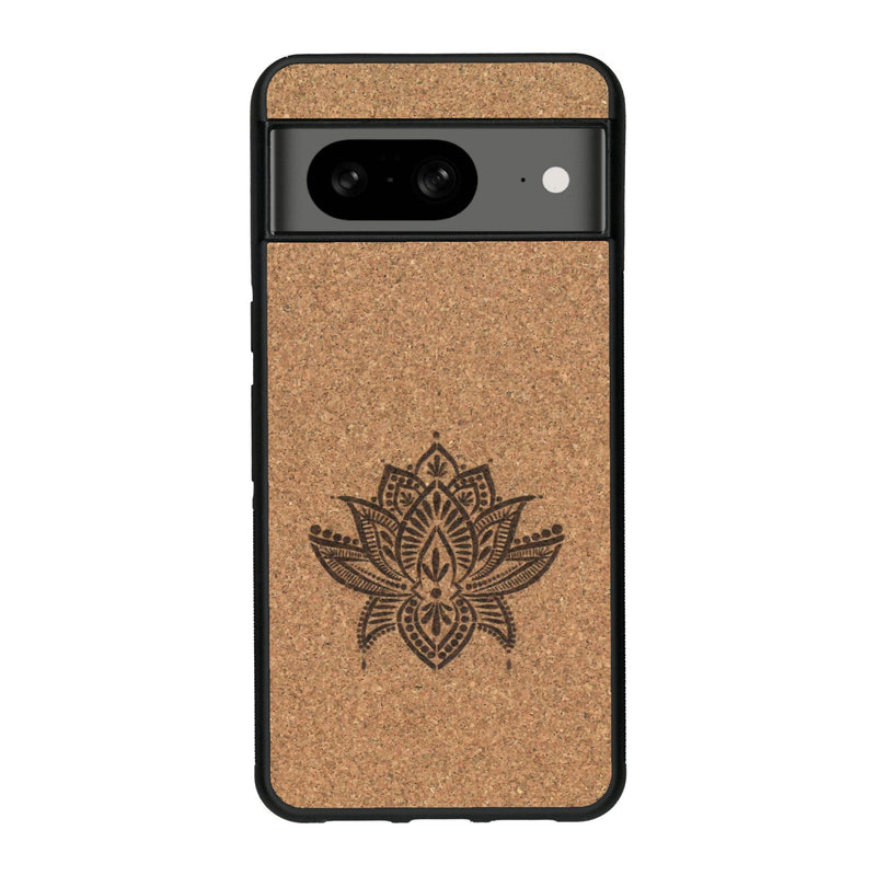 Coque de protection en bois véritable fabriquée en France pour Google Pixel 8 sur le thème de la nature et du yoga avec une gravure zen représentant une fleur de lotus
