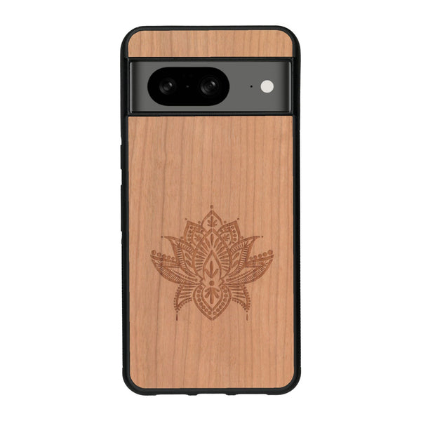 Coque de protection en bois véritable fabriquée en France pour Google Pixel 8 sur le thème de la nature et du yoga avec une gravure zen représentant une fleur de lotus