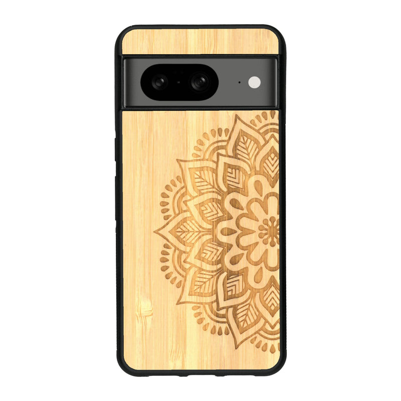 Coque de protection en bois véritable fabriquée en France pour Google Pixel 8 sur le thème de la bohème et du tatouage au henné avec une gravure représentant un mandala