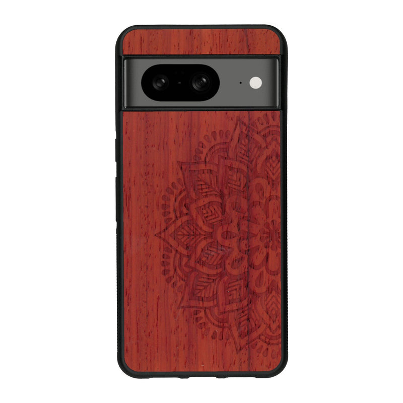 Coque de protection en bois véritable fabriquée en France pour Google Pixel 8 sur le thème de la bohème et du tatouage au henné avec une gravure représentant un mandala