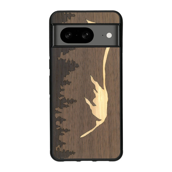 Coque de protection en bois véritable fabriquée en France pour Google Pixel 8 sur le thème de la nature et de la montagne qui allie du chêne fumé, du noyer et du bambou représentant le mont mézenc