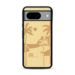 Coque de protection en bois véritable fabriquée en France pour  sur le thème des voyages en vans, vanlife et chill avec une gravure représentant un van vw combi devant le soleil couchant sur une plage avec des vagues