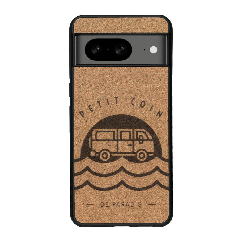 Coque de protection en bois véritable fabriquée en France pour Google Pixel 8 sur le thème des voyages en vans, vanlife et chill avec une gravure représentant un van vw combi devant le soleil couchant sur une plage avec des vagues