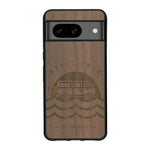 Coque de protection en bois véritable fabriquée en France pour Google Pixel 8 sur le thème des voyages en vans, vanlife et chill avec une gravure représentant un van vw combi devant le soleil couchant sur une plage avec des vagues
