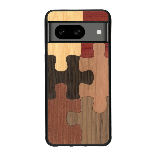 Coque de protection en bois véritable fabriquée en France pour Google Pixel 8 représentant un puzzle en six pièces qui allie du chêne fumé, du noyer, du bambou, du padouk, du merisier et de l'acajou
