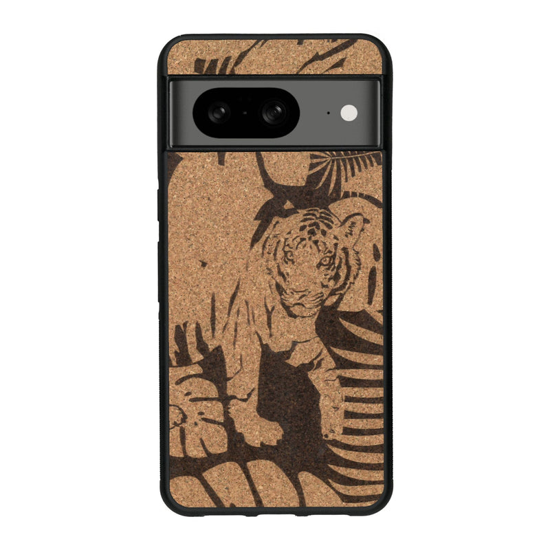 Coque de protection en bois véritable fabriquée en France pour Google Pixel 8 sur le thème de la nature et des animaux représentant un tigre dans la jungle entre des fougères