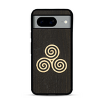 Coque de protection en bois véritable fabriquée en France pour  alliant du chêne fumé et du bambou et doré représentant un triskell