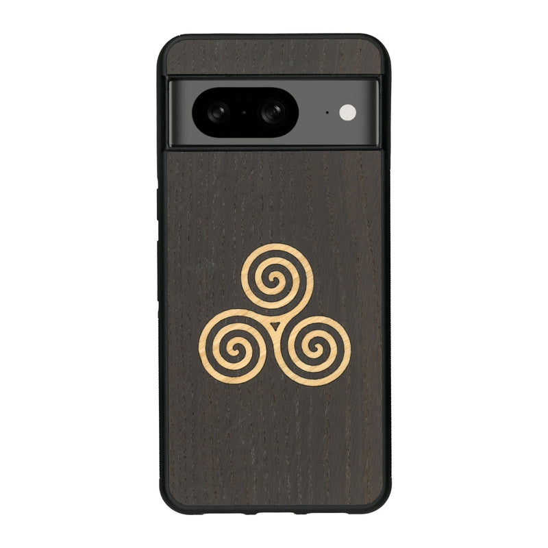 Coque de protection en bois véritable fabriquée en France pour Google Pixel 8 alliant du chêne fumé et du bambou et doré représentant un triskell