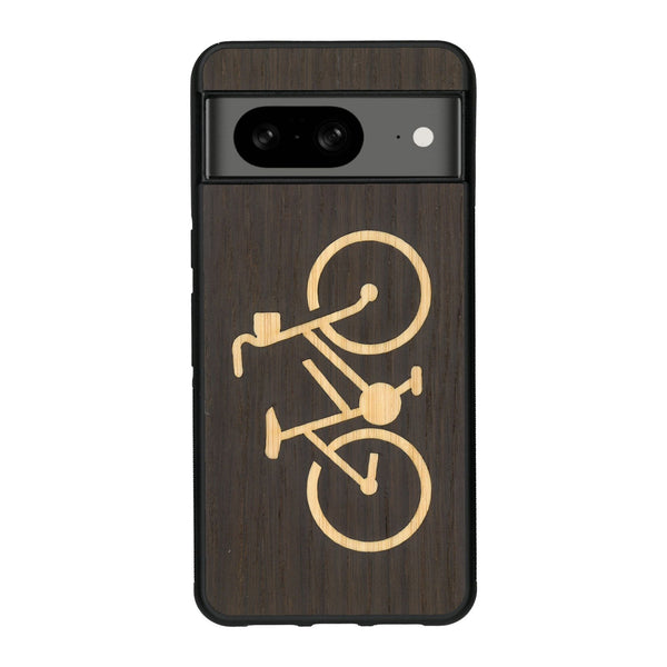 Coque de protection en bois véritable fabriquée en France pour Google Pixel 8 sur le theme du vélo et de l'outdoor qui allie du bambou et du chêne fumé représentant un vélo