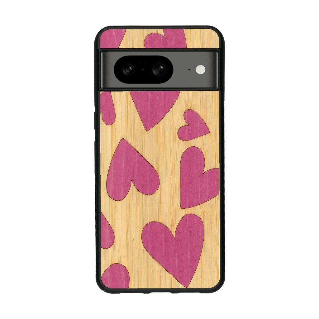 Coque de protection en bois véritable fabriquée en France pour Google Pixel 8 alliant plusieurs essences de bois pour représenter des coeurs pour les amoureux