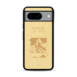 Coque de protection en bois véritable fabriquée en France pour  sur le thème de la nature et des arbres avec une gravure représentant une pomme de pin et la phrase "made by nature"