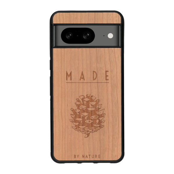 Coque de protection en bois véritable fabriquée en France pour Google Pixel 8 sur le thème de la nature et des arbres avec une gravure représentant une pomme de pin et la phrase "made by nature"