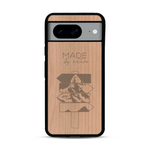 Coque de protection en bois véritable fabriquée en France pour  sur le thème de la nature et des arbres avec une gravure représentant une pomme de pin et la phrase "made by nature"