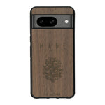 Coque de protection en bois véritable fabriquée en France pour Google Pixel 8 sur le thème de la nature et des arbres avec une gravure représentant une pomme de pin et la phrase "made by nature"