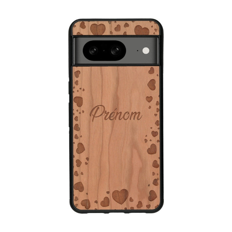 Coque de protection en bois véritable fabriquée en France pour Google Pixel 8 sur le thème de la fête des mères avec un motif représentant des coeurs et des feuilles