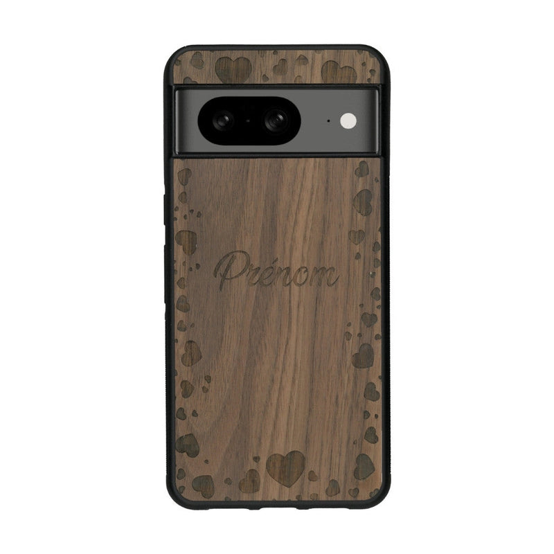 Coque de protection en bois véritable fabriquée en France pour Google Pixel 8 sur le thème de la fête des mères avec un motif représentant des coeurs et des feuilles