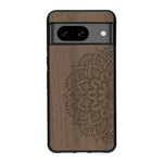 Coque de protection en bois véritable fabriquée en France pour Google Pixel 8 sur le thème chill et nature avec un motif représentant un levé de soleil sur un paysage de montagne avec des sapins et un chalet et la phrase "Good friends, good adventure"