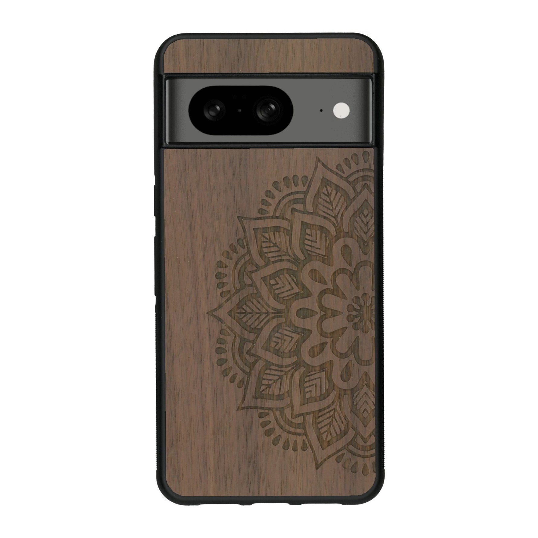 Coque de protection en bois véritable fabriquée en France pour Google Pixel 8 sur le thème chill et nature avec un motif représentant un levé de soleil sur un paysage de montagne avec des sapins et un chalet et la phrase "Good friends, good adventure"