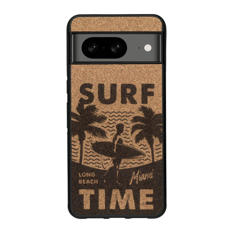 Coque de protection en bois véritable fabriquée en France pour Google Pixel 8 sur le thème chill avec un motif représentant une silouhette tenant une planche de surf sur une plage entouré de palmiers et les mots "Surf Time Long Beach Miami"