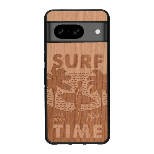 Coque de protection en bois véritable fabriquée en France pour Google Pixel 8 sur le thème chill avec un motif représentant une silouhette tenant une planche de surf sur une plage entouré de palmiers et les mots "Surf Time Long Beach Miami"