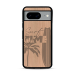 Coque de protection en bois véritable fabriquée en France pour  sur le thème chill avec un motif représentant une silouhette tenant une planche de surf sur une plage entouré de palmiers et les mots "Surf Time Long Beach Miami"