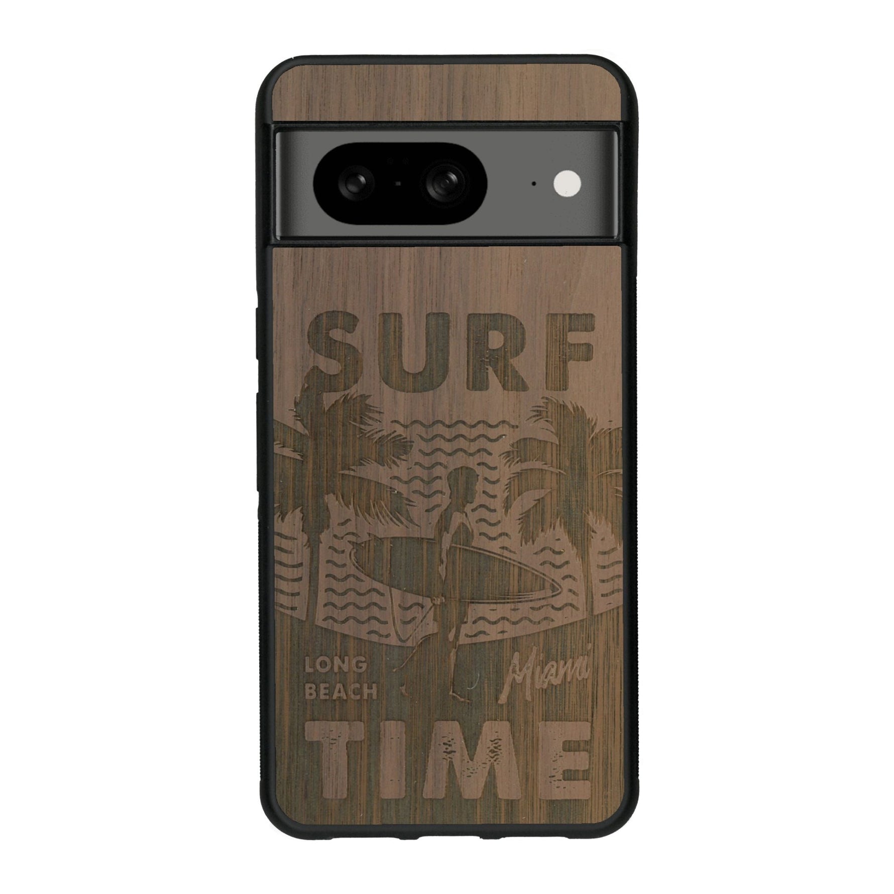Coque de protection en bois véritable fabriquée en France pour Google Pixel 8 sur le thème chill avec un motif représentant une silouhette tenant une planche de surf sur une plage entouré de palmiers et les mots "Surf Time Long Beach Miami"